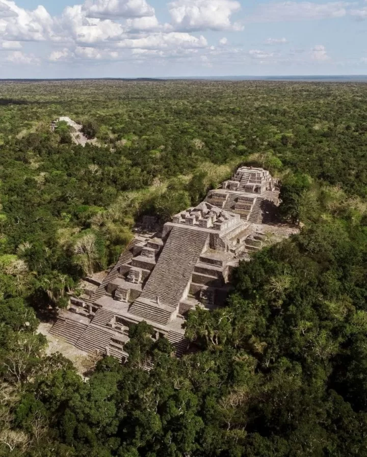 Basamento piramidal de Calakmul, Campeche