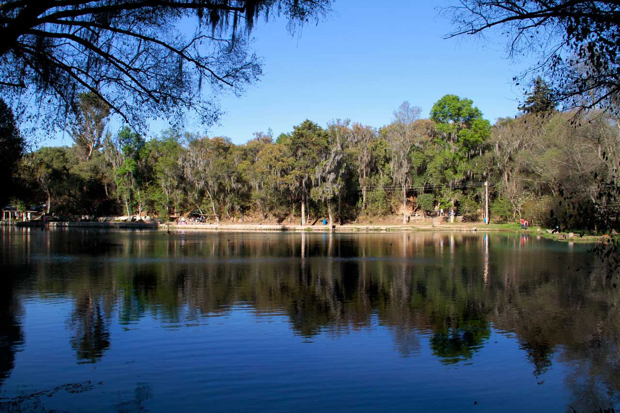 Vista del lago del Parque Ecoturístico Bosque San Miguel Regla en Huasca de Ocampo, Hidalgo